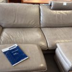 Divano Chaetau D'ax in pelle con inclusi 2 pouf+ appoggiatesta Usato 3744