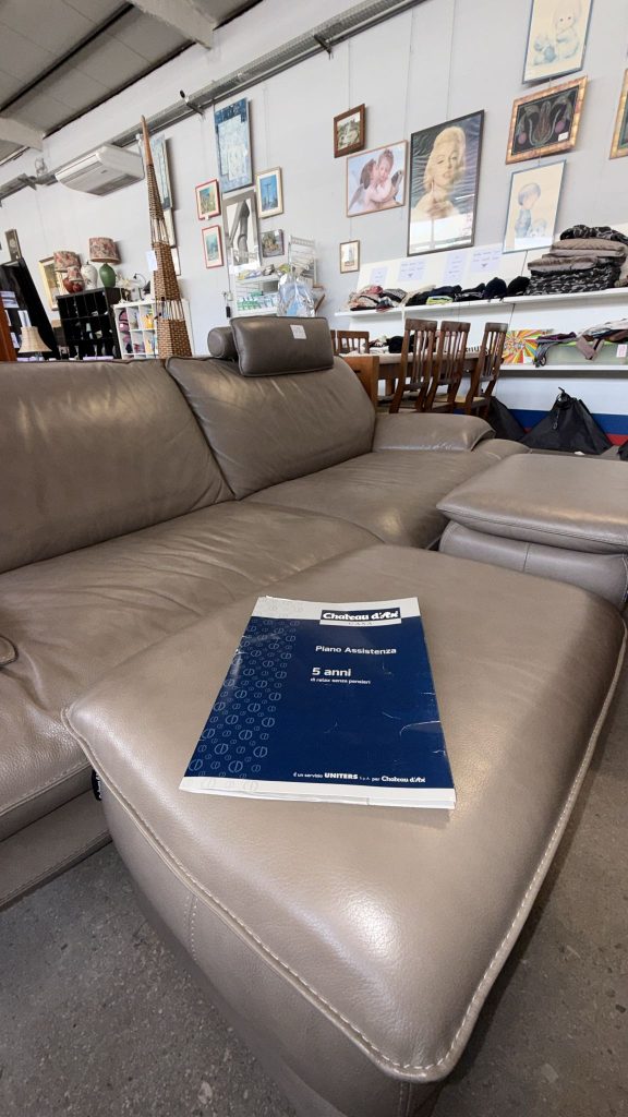 Divano Chaetau D'ax in pelle con inclusi 2 pouf+ appoggiatesta Usato 3744