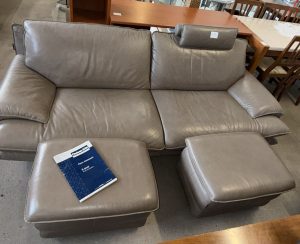 Divano Chaetau D'ax in pelle con inclusi 2 pouf+ appoggiatesta Usato 3744