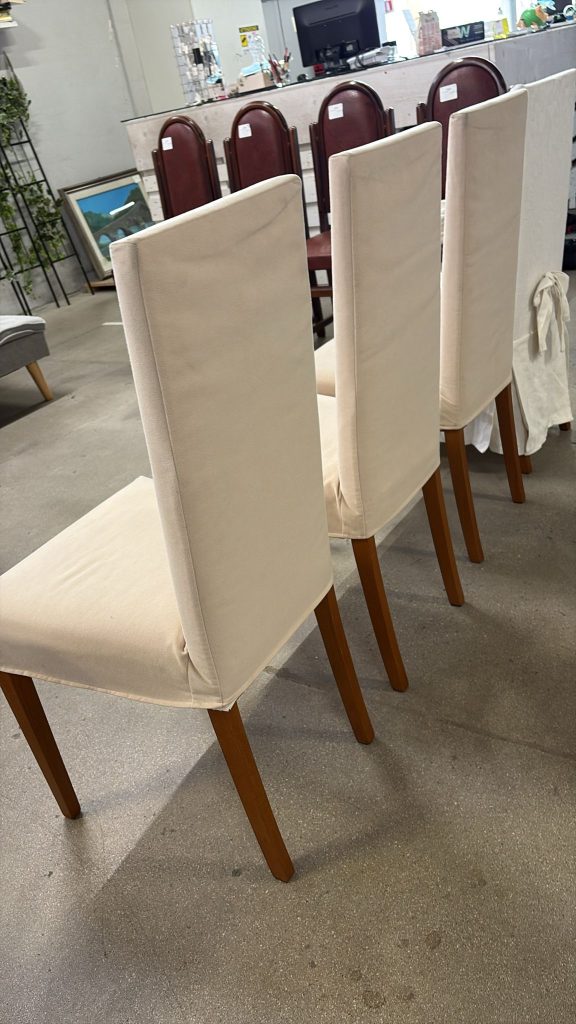Set 4 sedie seminuove in legno Usato 3757