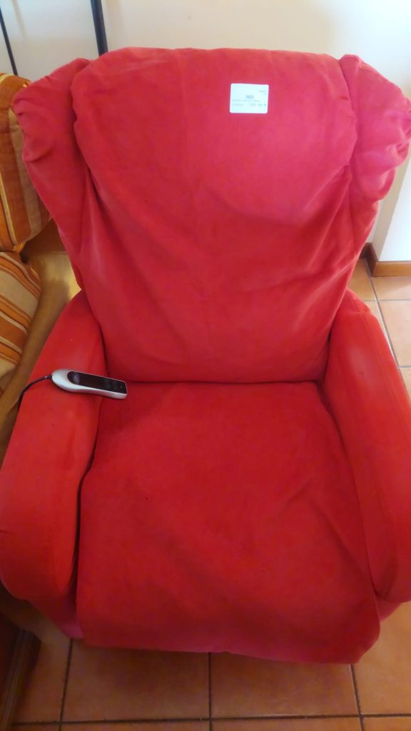 Poltrona elettrica rossa usata 711