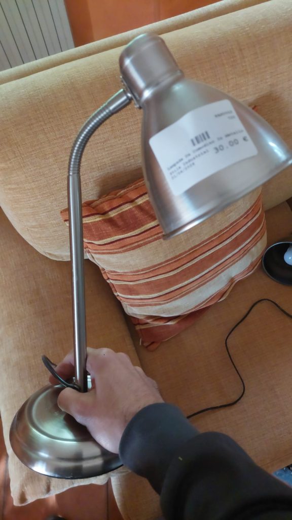 Lampada da comodino in metallo usata 721