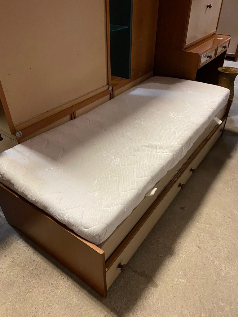 Camera: Letto + Comodino + Armadio + Scrittoio  USATA 616/U