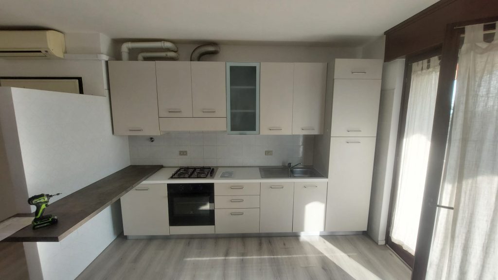 Cucina usata completa di frigorifero , forno , piano cottura , cappa e lavandino 731