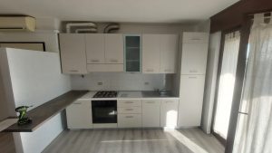 Cucina usata completa di frigorifero , forno , piano cottura , cappa e lavandino 731