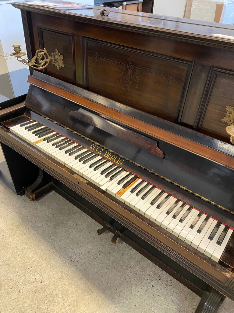 Pianoforte Verticale In Legno Ritz Berlin USATO 157/U