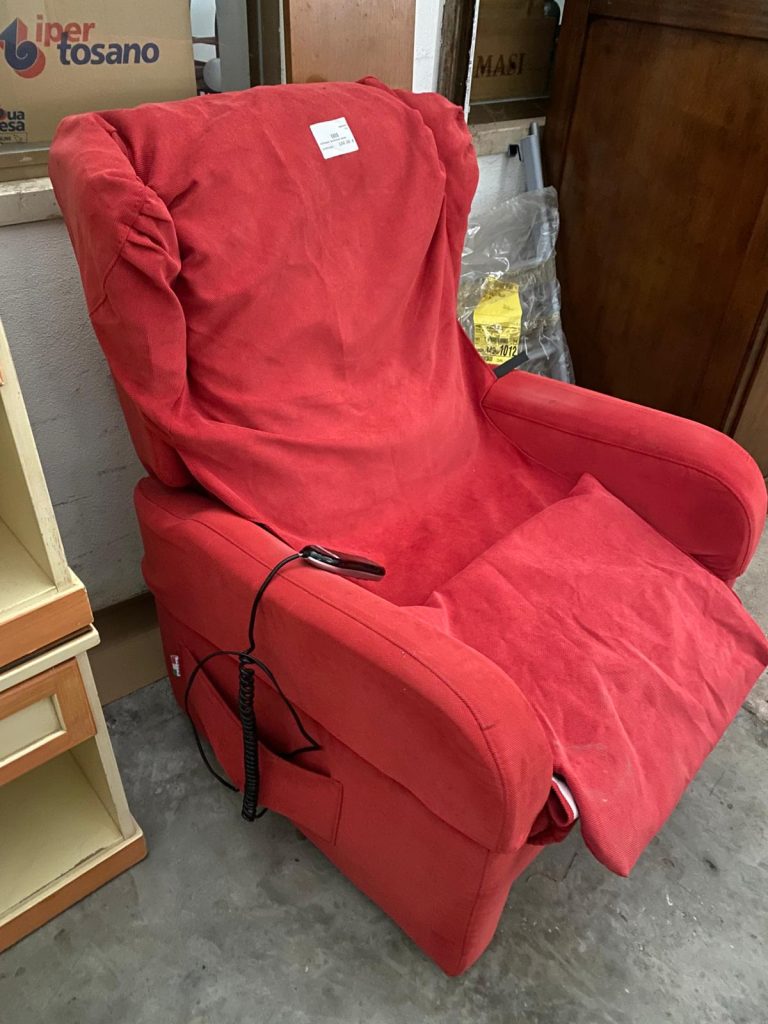 Poltrona elettrica rossa usata 711