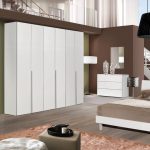 Camera Urano con armadio 6 ante battenti e letto in legno colore bianco larice