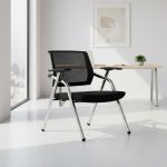 Sedia ufficio Fabula con gambe in acciaio cromato e schienale in rete colore nero