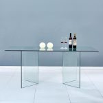 Tavolo Nespolo in vetro temperato 10 mm con gambe triangolari 160x90x75 H cm.