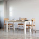 Tavolo allungabile Essenza con piano rovere e struttura bianca