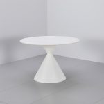 Tavolo tondo fisso Taini con piano in ceramica effetto marmo bianco opaco e gambe in metallo bianco