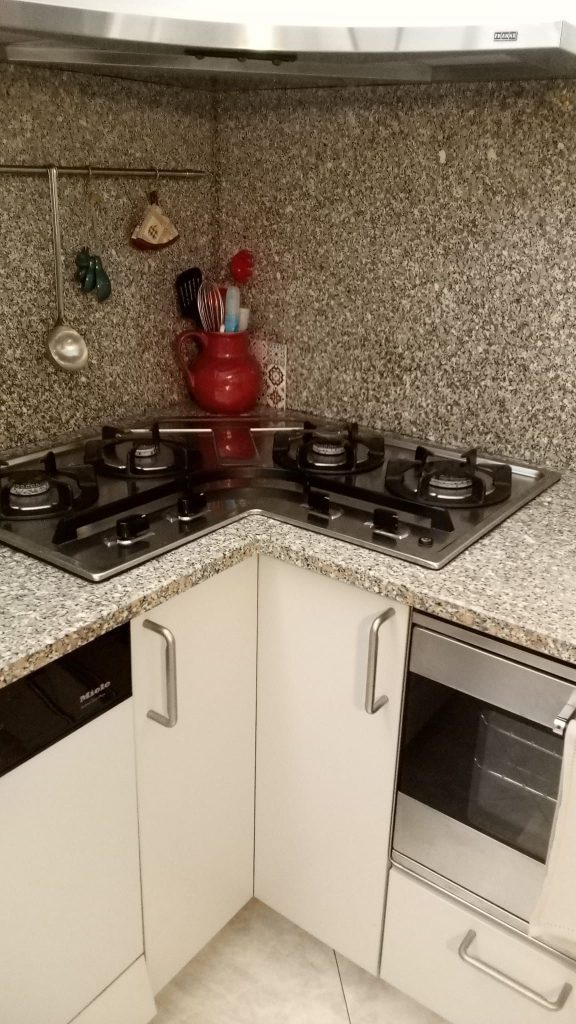 Cucina Usata completa di : piano cottura, forno da incasso , forno microonde , cappa , frigo americano Samsung + tavolo e 4 sedie 762 (senza top)