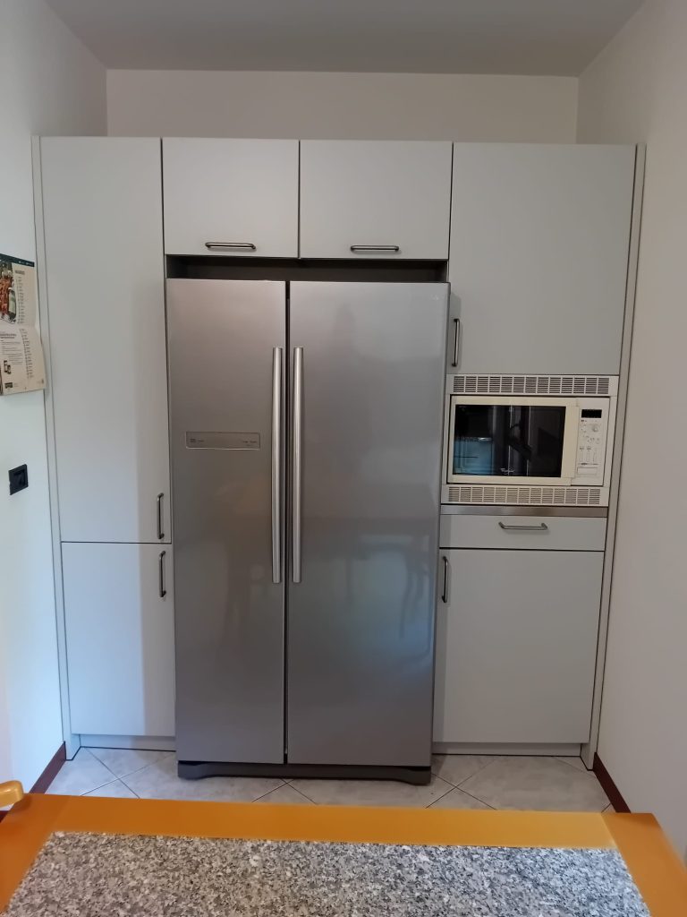 Cucina Usata completa di : piano cottura, forno da incasso , forno microonde , cappa , frigo americano Samsung + tavolo e 4 sedie 762 (senza top)