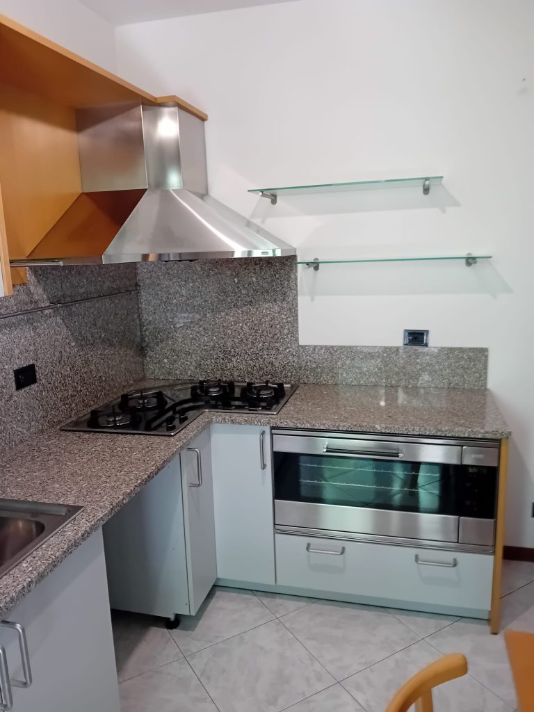 Cucina Usata completa di : piano cottura, forno da incasso , forno microonde , cappa , frigo americano Samsung + tavolo e 4 sedie 762 (senza top)