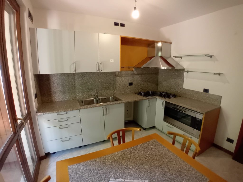 Cucina Usata completa di : piano cottura, forno da incasso , forno microonde , cappa , frigo americano Samsung + tavolo e 4 sedie 762 (senza top)