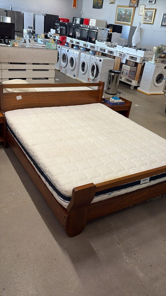 Letto Matrimoniale Con Rete e Comodini Usato 742