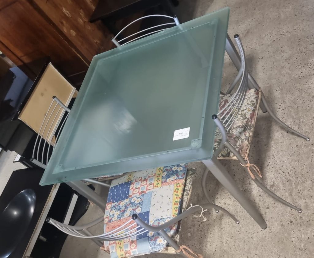 Tavolo Con Piano In Vetro+ 4 Sedie Usato 3528/U