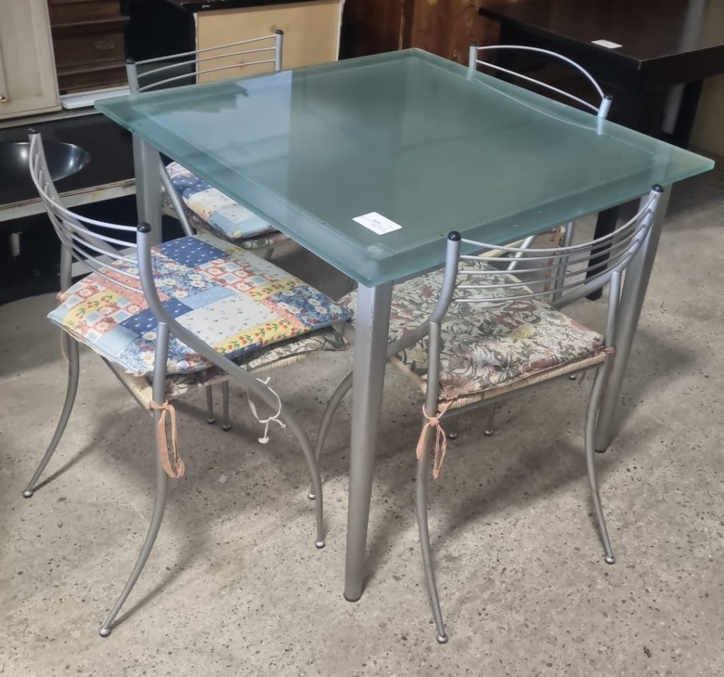 Tavolo Con Piano In Vetro+ 4 Sedie Usato 3528/U