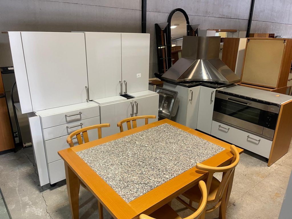 Cucina Usata completa di : piano cottura, forno da incasso , forno microonde , cappa , frigo americano Samsung + tavolo e 4 sedie 762 (senza top)