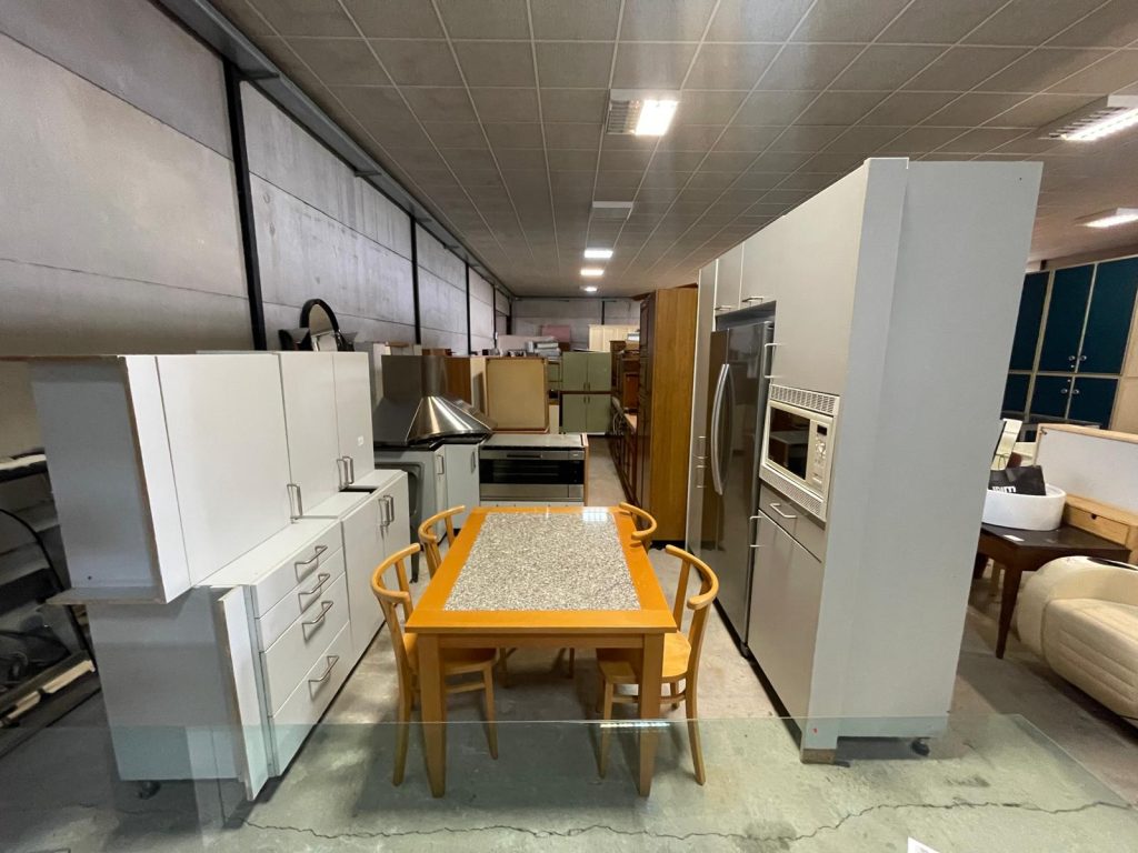 Cucina Usata completa di : piano cottura, forno da incasso , forno microonde , cappa , frigo americano Samsung + tavolo e 4 sedie 762 (senza top)