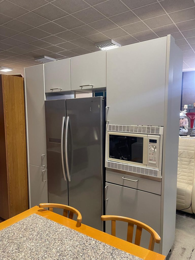 Cucina Usata completa di : piano cottura, forno da incasso , forno microonde , cappa , frigo americano Samsung + tavolo e 4 sedie 762 (senza top)