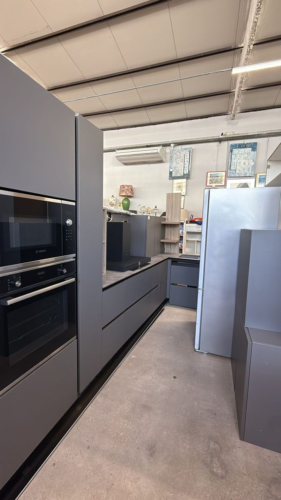 Cucina Piano Lavoro In Hpl Con Elettrodomestici Usato 788