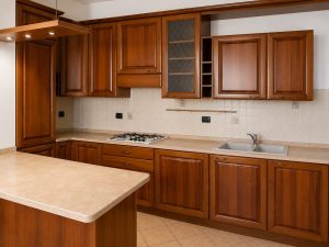 Mobile cucina in legno completa di elettrodomestici: piano cottura, forno, lavastoviglie, cappa e frigo da incasso USATA 4652/U