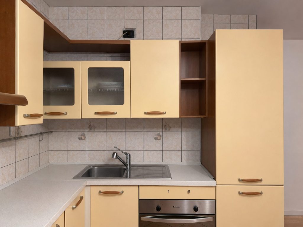 Mobile cucina usata completa di elettrodomestici: piano cottura, forno, lavastoviglie, cappa e frigorifero da incasso USATA 954