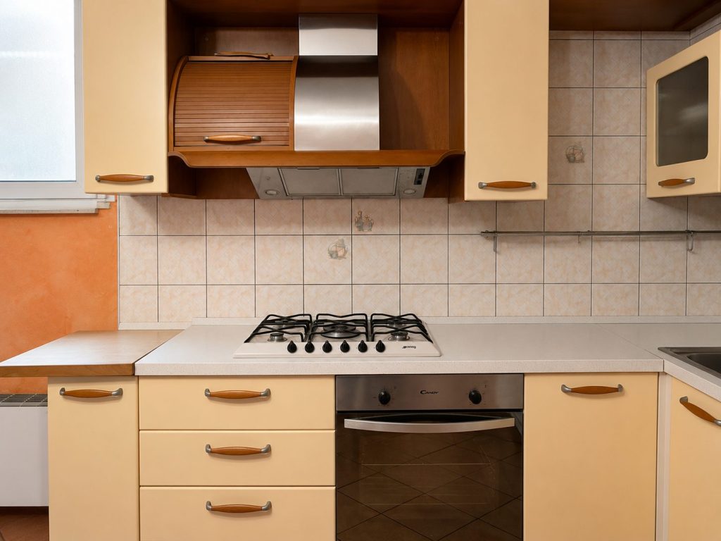 Mobile cucina usata completa di elettrodomestici: piano cottura, forno, lavastoviglie, cappa e frigorifero da incasso USATA 954