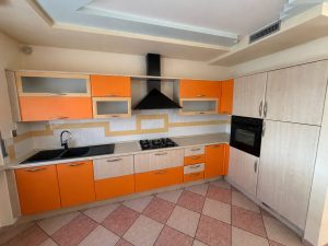 Mobile Cucina Usata Completa Di Elettrodomestici: forno, piano cottura, cappa, lavello e lavastoviglie, con un pratico bancone snack 4411/U