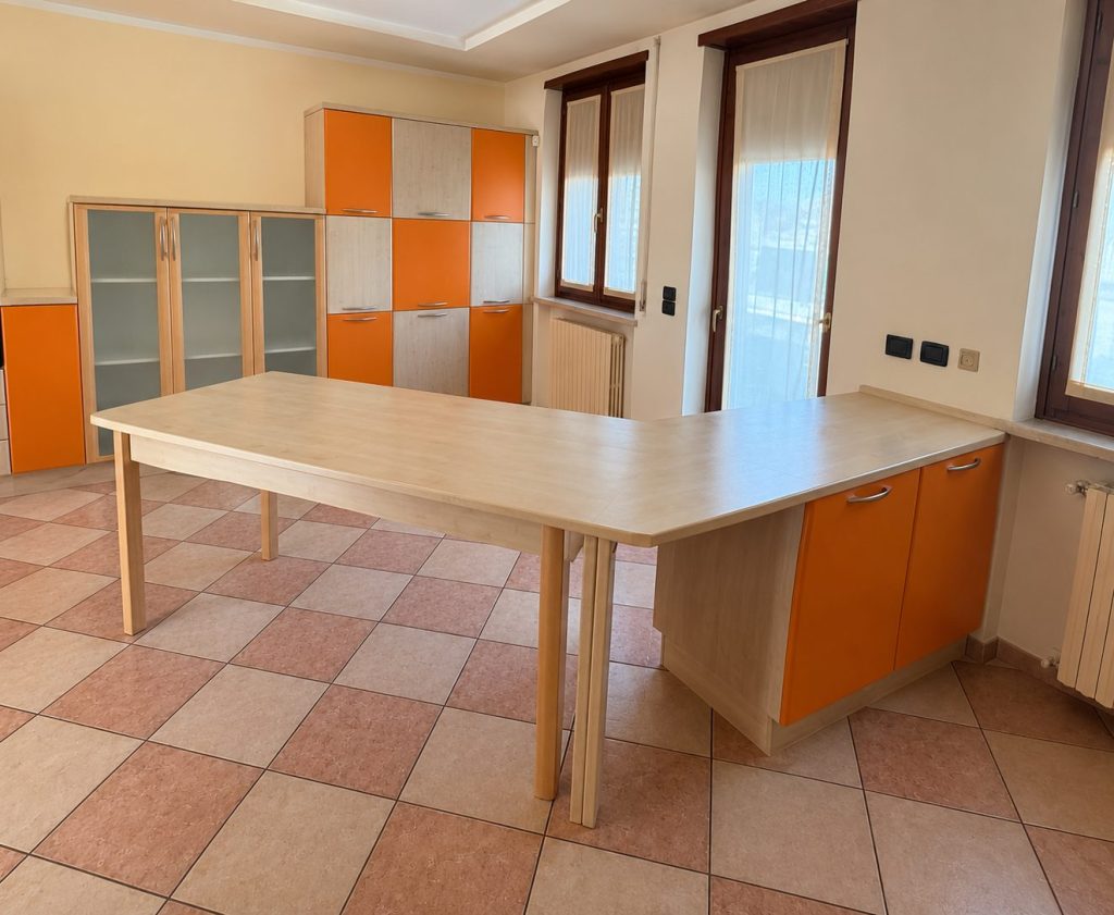 Mobile Cucina Usata Completa Di Elettrodomestici: forno, piano cottura, cappa, lavello e lavastoviglie, con un pratico bancone snack 4411/U