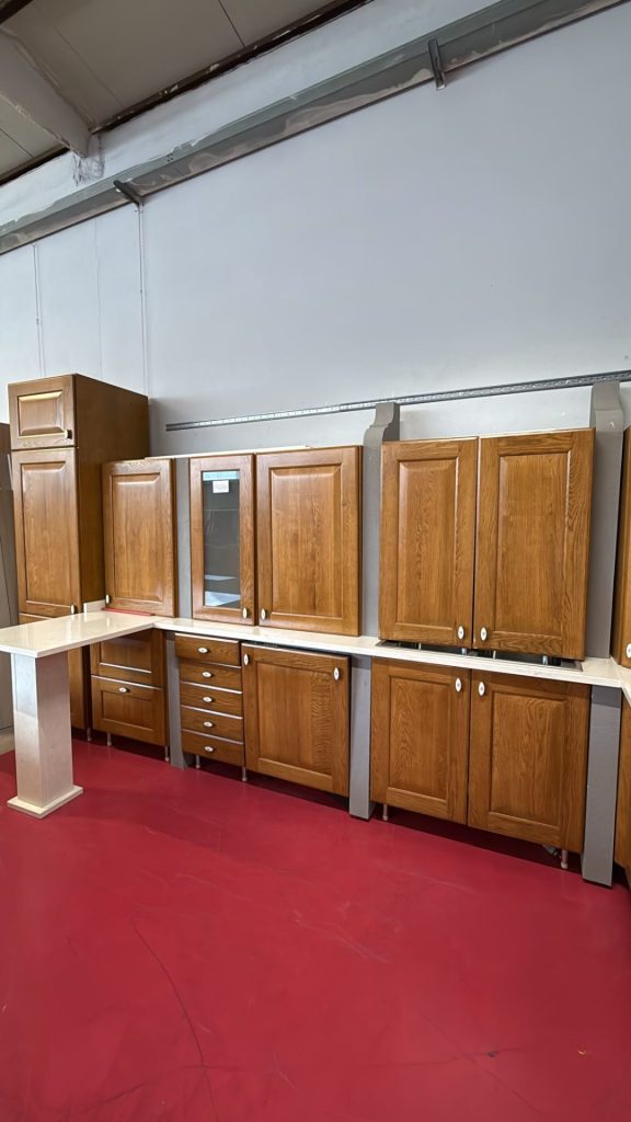 Cucina Lineare In Legno Con Top Marmo Nuovo Da Esposizione 418/U
