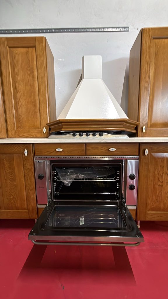 Cucina Lineare In Legno Con Top Marmo Nuovo Da Esposizione 418/U