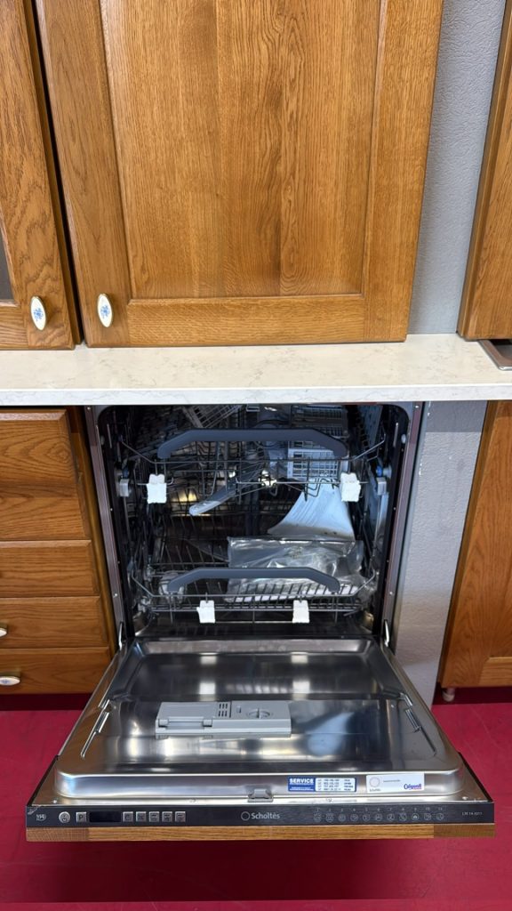 Cucina Lineare In Legno Con Top Marmo Nuovo Da Esposizione 418/U