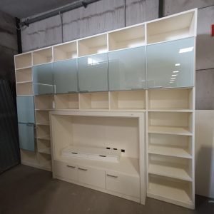 Parete Attrezzata Bianca Con Ante In Vetro Grigio Usata 3796/U
