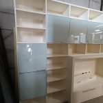 Parete Attrezzata Bianca Con Ante In Vetro Grigio Usata 3796/U