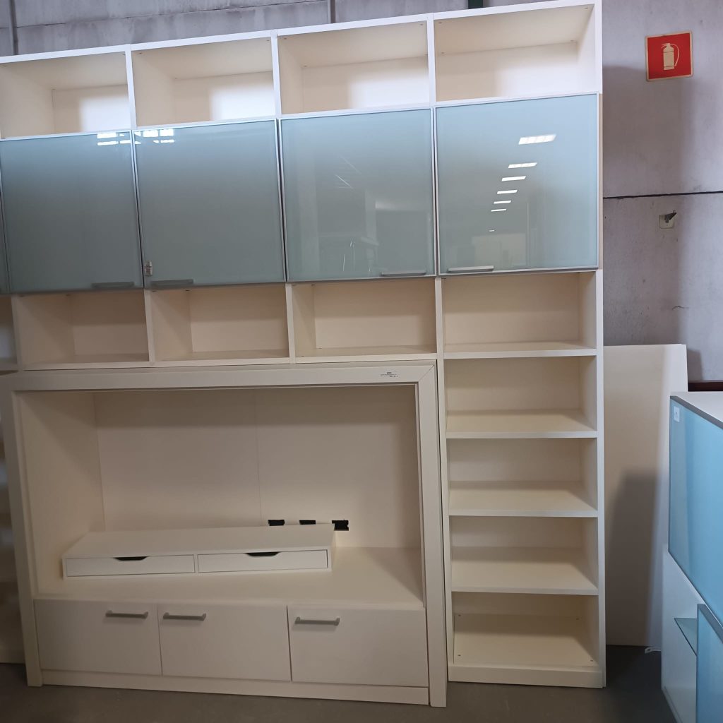 Parete Attrezzata Bianca Con Ante In Vetro Grigio Usata 3796/U