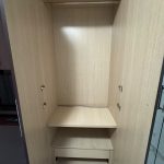 Armadio componibile moderno in legno scuro con ante centrali a specchio con due comodini USATO 964