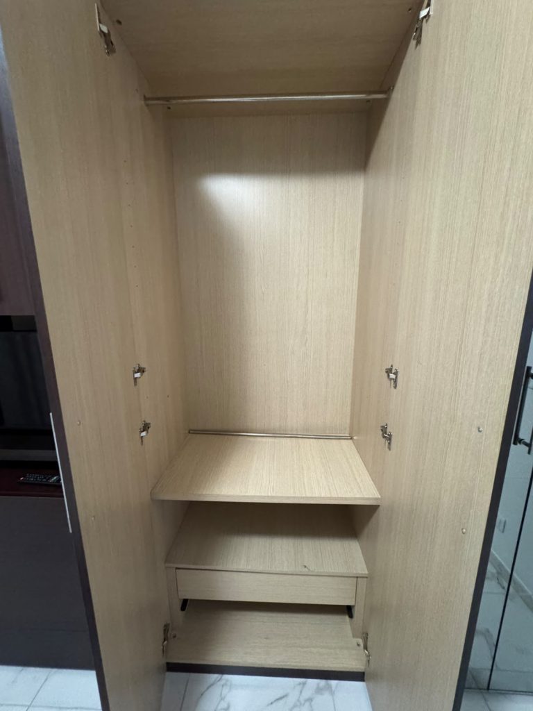 Armadio componibile moderno in legno scuro con ante centrali a specchio con due comodini USATO 964