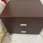 Armadio componibile moderno in legno scuro con ante centrali a specchio con due comodini USATO 964