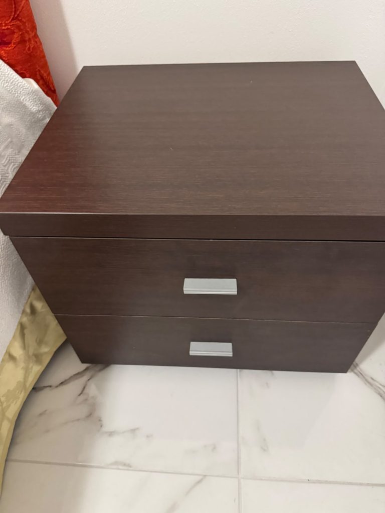 Armadio componibile moderno in legno scuro con ante centrali a specchio con due comodini USATO 964