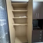 Armadio componibile moderno in legno scuro con ante centrali a specchio con due comodini USATO 964