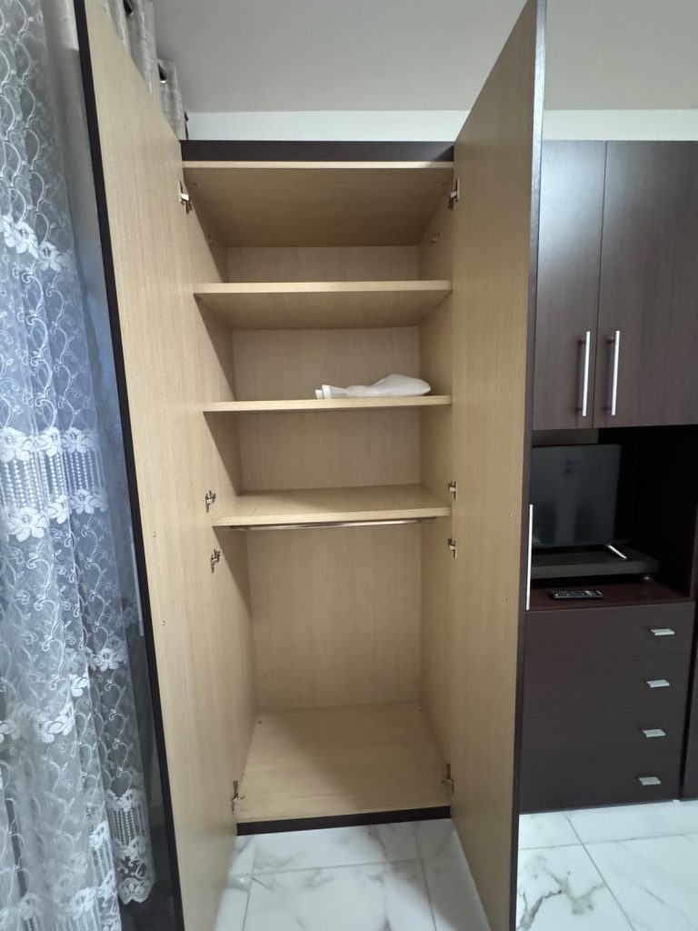 Armadio componibile moderno in legno scuro con ante centrali a specchio con due comodini USATO 964