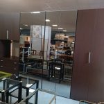 Armadio componibile moderno in legno scuro con ante centrali a specchio con due comodini USATO 964