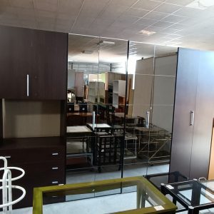 Armadio componibile moderno in legno scuro con ante centrali a specchio con due comodini USATO 964