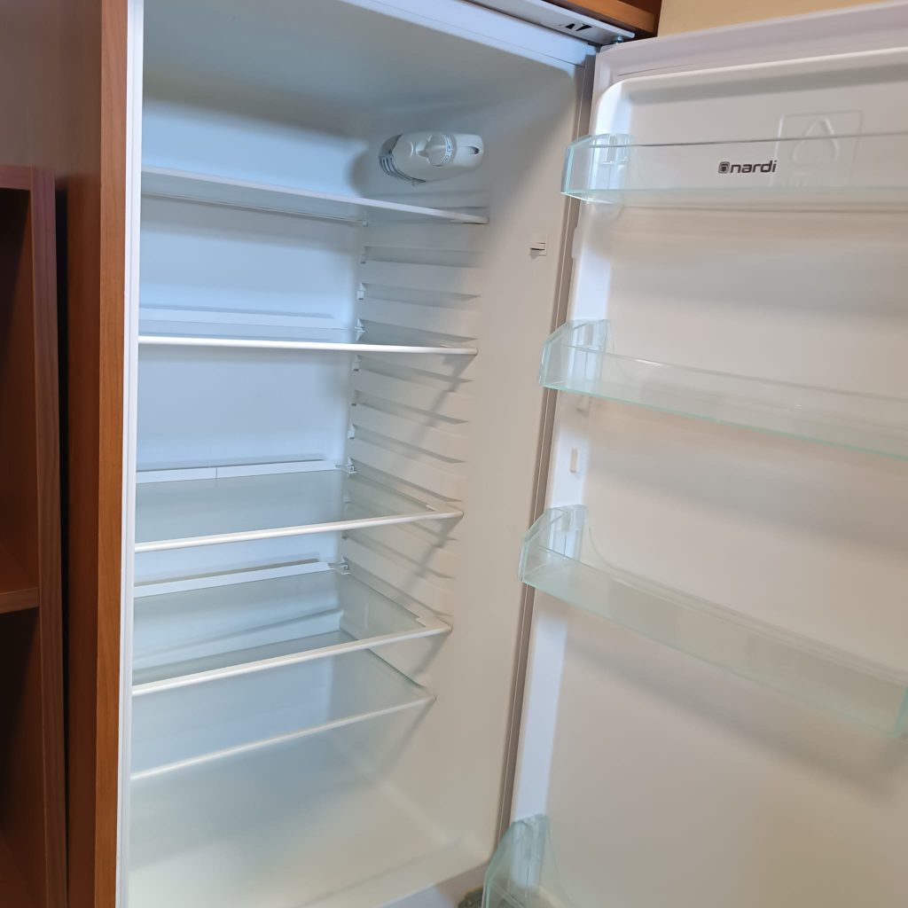 Mobile cucina usata completa di elettrodomestici: piano cottura, forno, lavastoviglie, cappa e frigorifero da incasso USATA 954