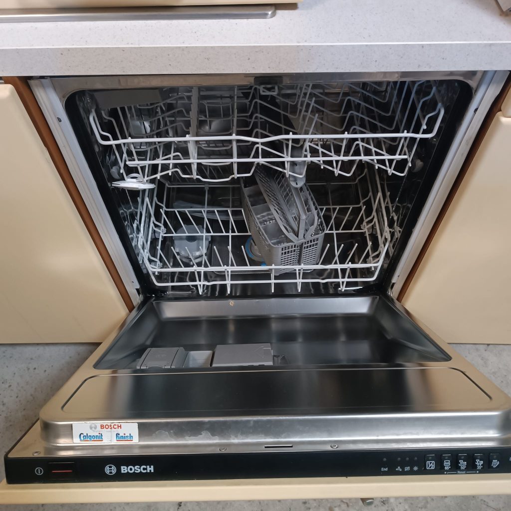 Mobile cucina usata completa di elettrodomestici: piano cottura, forno, lavastoviglie, cappa e frigorifero da incasso USATA 954