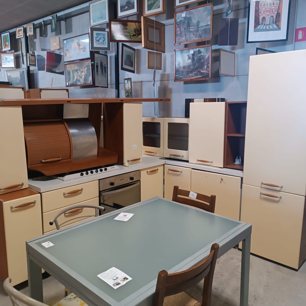 Mobile cucina usata completa di elettrodomestici: piano cottura, forno, lavastoviglie, cappa e frigorifero da incasso USATA 954