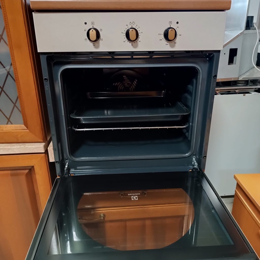 Mobile cucina in legno completa di elettrodomestici: piano cottura, forno, lavastoviglie, cappa e frigo da incasso USATA 4652/U